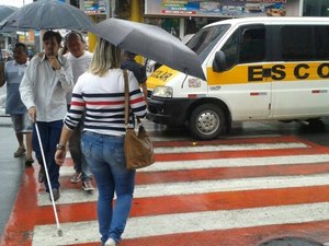 Desrespeito: veículo que faz transporte escolar invade faixa de pedestre