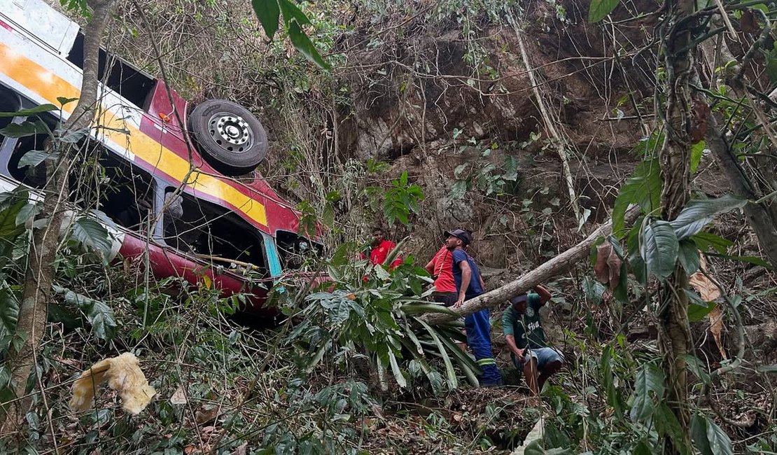 Governador decreta luto de três dias por acidente de ônibus que deixou mortos e feridos, na Serra da Barriga (AL)