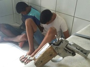 Jovem é preso e menor apreendido após assalto com arma de fabricação caseira