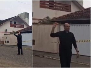 Jovem sobe em torre de 35m e pede beijo de língua a padre