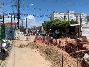 Casal libera trechos da rua Soldado Eduardo dos Santos, na Jatiúca