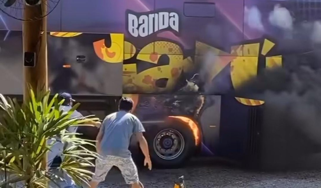 Ônibus das bandas Djavú e Banda do Forró é destruído em incêndio