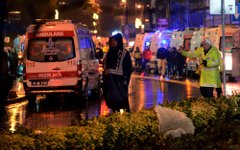 Médicos e oficiais de segurança são vistos do lado de fora do Reina, após ataque na madrugada de ano novo, em Istambul 