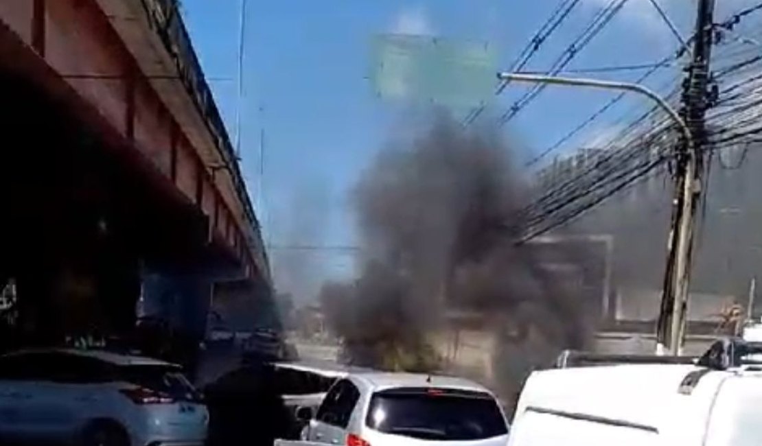 Protesto deixa trânsito lento no bairro do Poço, em Maceió