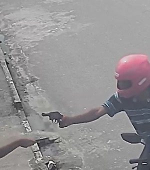 Assalto à mão armada é flagrado por câmera de segurança no Village Campestre