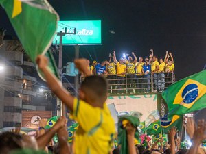 Passeata reúne milhares em Maceió e Deputado Fabio Costa celebra