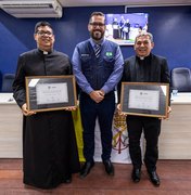 Leonardo Dias entrega honrarias a cônego Elison Silva e padre Francisco Guido