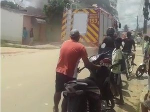 Incêndio atinge residência em Arapiraca e bombeiros trabalham para controlar o fogo