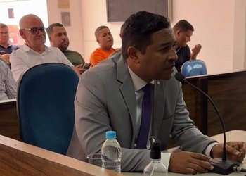 Em sessão da Câmara, vereador expõe caos na saúde de Jequiá da Praia