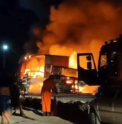 Carreta pega fogo e fica destruída em incêndio no Conjunto Antônio Lins em Rio Largo