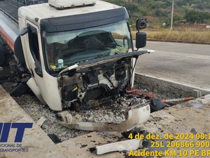 Carreta que caiu em buraco na BR-101, em Novo Lino, ainda permanece no local