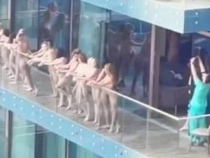 Mulheres são presas após posarem nuas em varanda de prédio