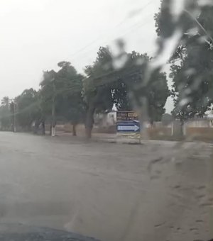 Após fortes chuvas, bairros da cidade de Rio Largo ficam debaixo d'água