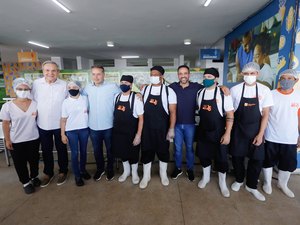 Paulo Dantas almoça no Restaurante Popular e garante três novas unidades