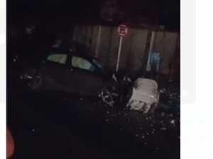[Vídeo] Carro colide em poste de energia e derruba transformador na Expedicionário Brasileiro