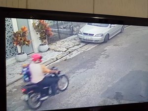 [Vídeo] Imagens mostram suspeito fugindo após roubo no Salvador Lyra