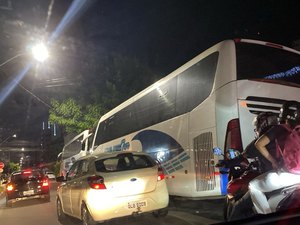 Protesto contra a falta de água no Jacintinho deixa trânsito de Maceió em grande congestionamento