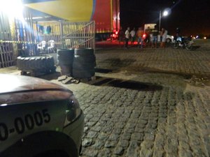 Homem é morto a golpes de faca dentro de borracharia