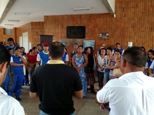 Funcionários contratados da Ufal protestam em sede da reitoria