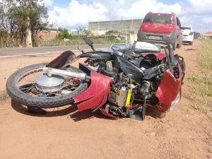Engavetamento na AL-110 deixa motociclista ferido