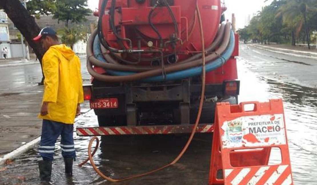 Equipes da prefeitura realizam intervenções emergenciais em galerias de Maceió