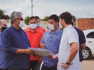 Rodrigo Cunha e prefeito de Marechal visitam terreno que beneficiará vítimas da enchente
