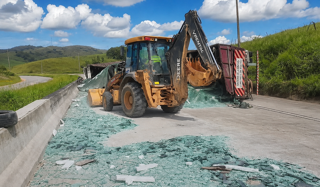 Carreta que transportava vidro tomba e interdita BR-101 em Novo Lino