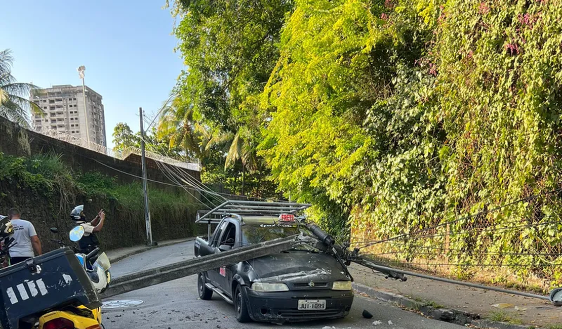 [Vídeo] Poste cai em cima de carro após acidente no bairro da Gruta de Lourdes