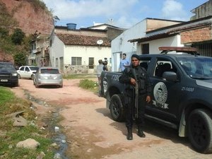 Suspeitos de tráfico de drogas trocam tiros com a polícia no Vale do Reginaldo