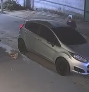Homem é flagrado por câmeras ao furtar veículo na Jatiúca, em Maceió