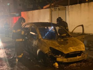 Incêndio destrói parcialmente veículo na Avenida Rotary, em Maceió