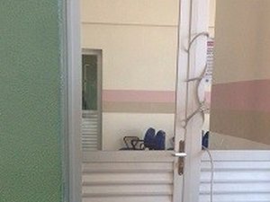 Acompanhante de paciente quebra portas de hospital