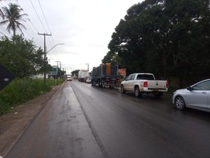 [Vídeo] Trânsito fica parado na AL-110 em Taquarana devido retirada de caminhão que tombou na quarta