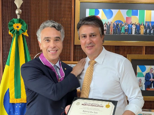 Deputado Rafael Brito recebe a maior honraria da educação brasileira