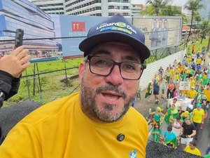 Leonardo Dias e manifestantes se mobilizam a favor da anistia em Maceió