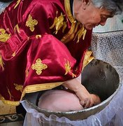 Bebê morre durante cerimônia de batismo ao ser mergulhado três vezes na água