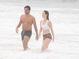 Nathalia Dill e o noivo, Pedro Curvello, jogam vôlei e mergulham em praia do Rio