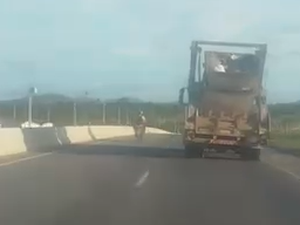 [Vídeo] Motorista flagra lixo sendo transportado de forma irregular na AL-115