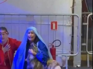 [Vídeo] Cadela rouba a cena ao invadir Paixão de Cristo para defender Jesus