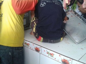 Criança prende mão em moedor de carne em açougue de Arapiraca