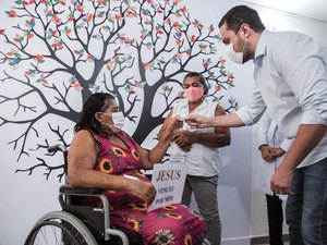 Visita do secretário da Saúde ao HEA é marcada por celebração à vida e valorização dos servidores