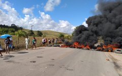 Trabalhadores rurais bloqueiam rodovia AL 105 em Porto Calvo