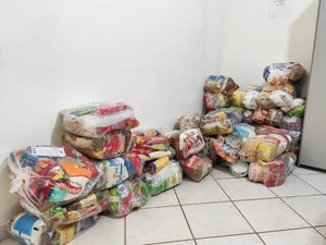 Prefeitura distribui cestas básicas para guias de turismo de Maceió