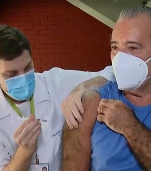 Tony Ramos chora de emoção após ser vacinado contra a Covid