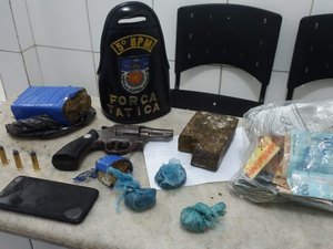 Suspeitos de tráfico de drogas são presos pela polícia em Maceió 