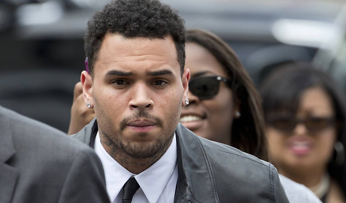 Chris Brown é processado por incentivar estupro de mulher em sua casa