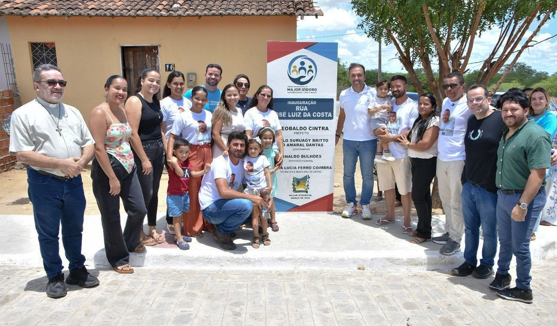 Prefeito Theobaldo Cintra celebra inauguração de pavimentação em Major Izidoro