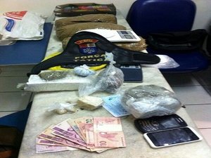 Polícia prende casal com 1 kg de maconha