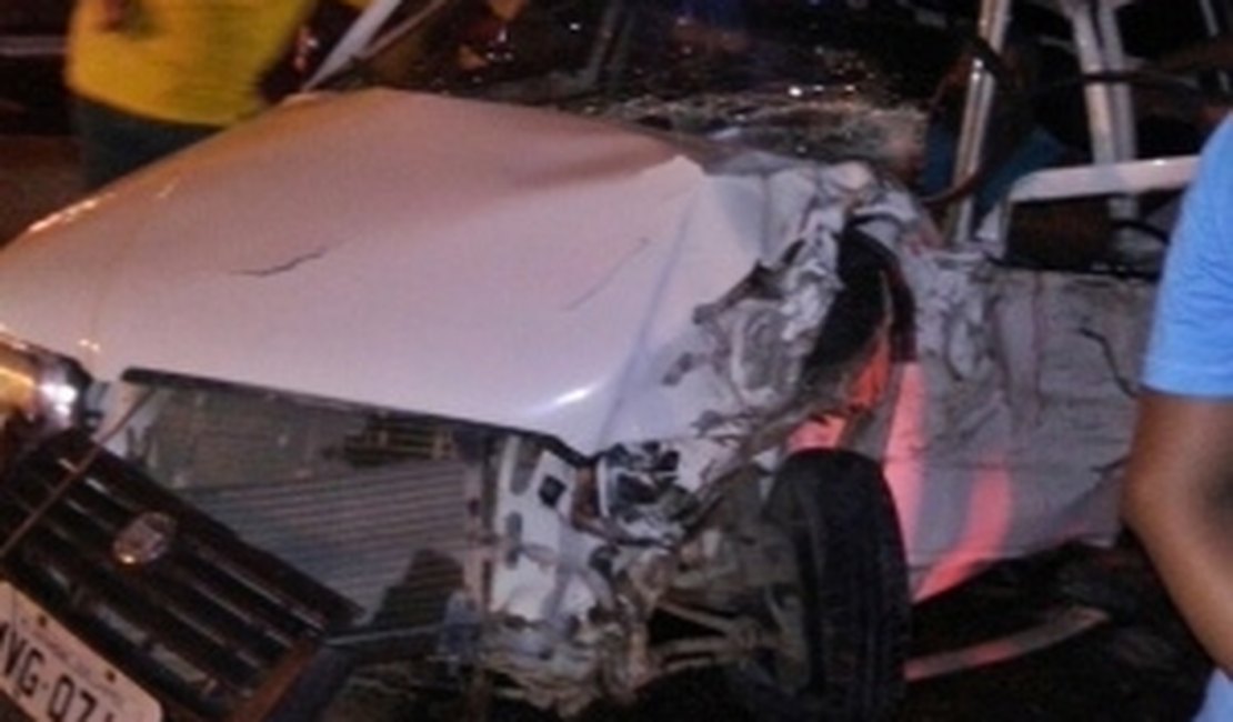 Condutor fica preso às ferragens após acidente