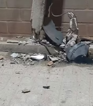 Carro bate em poste durante a madrugada no Alto Sertão de Alagoas